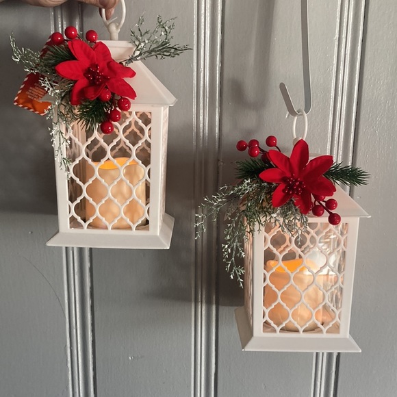 NWT Set of 2- Beautiful White- Red Floral Holiday LED Light Up Candle Lanterns - Picture 7 of 17
